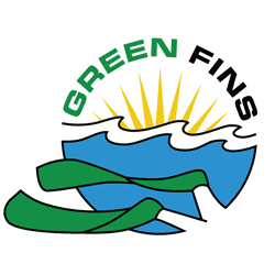 greeen-fin 圆形环保品牌标志:蓝色海浪、黄色阳光射线与两条绿色飘带,外围弧形英文“GREEN FINS”。